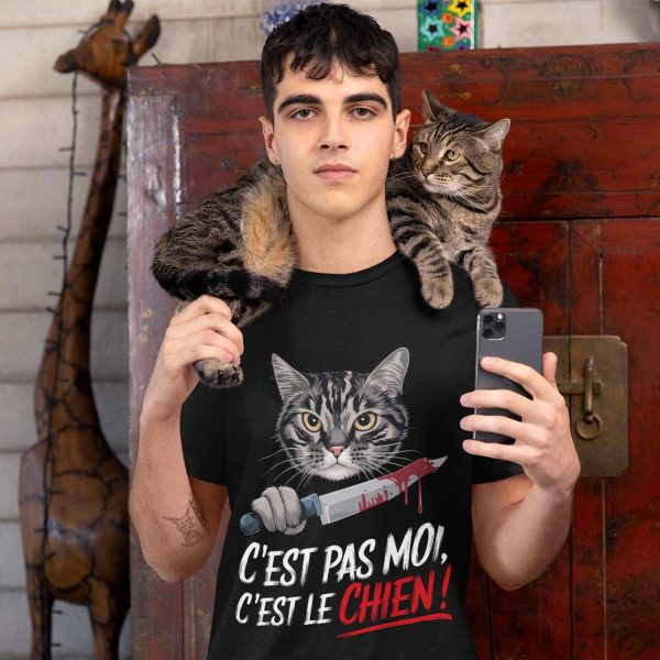 jeune homme tenant un chat sur ses épaules et portant un tshirt humour avec le design cest pas moi cest le chien