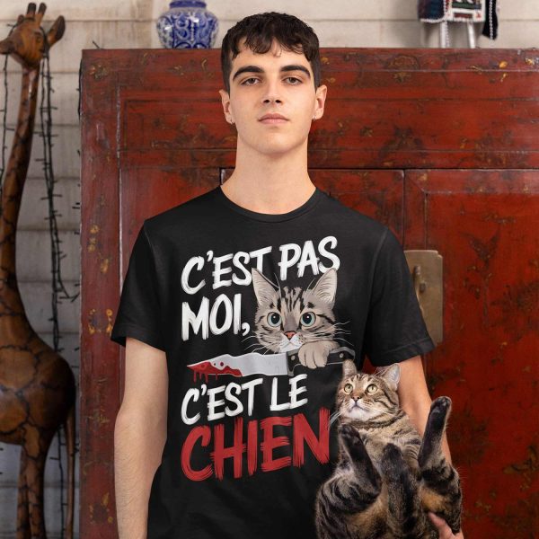 jeune homme tenant un chat et portant un tshirt humour avec le design cest pas moi cest le chien