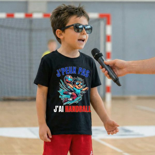 enfant portant un t-shirt humour sport handball avec le message j'peux pas j'ai handball lors d'une interview