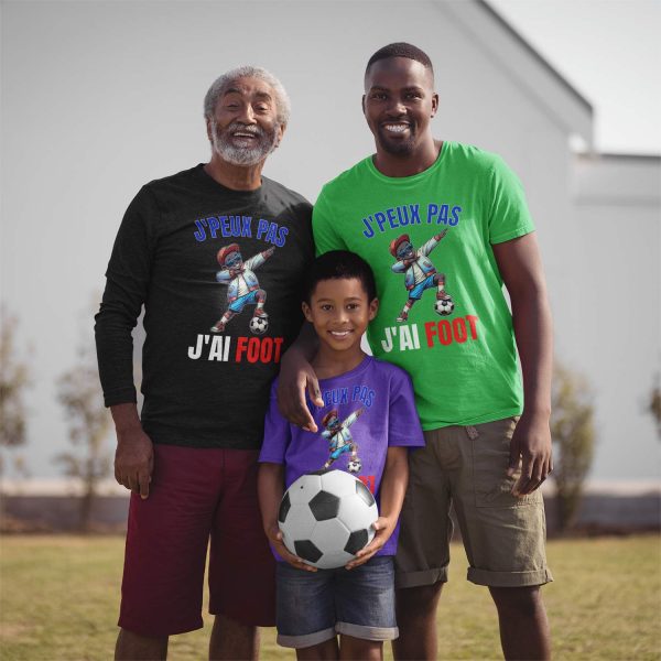 papa papi et enfant portant un tshirt foot avec le design jpeux pas jai foot posant dehors avec un ballon de football