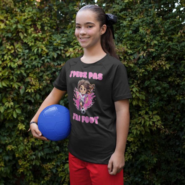 jeune fille tenant un ballon de football et portant un tshirt foot enfant fille avec le design jpeux pas jai foot