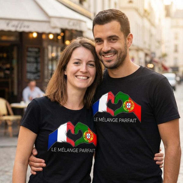 couple souriant portant un t-shirt avec le design le mélange parfait france portugal