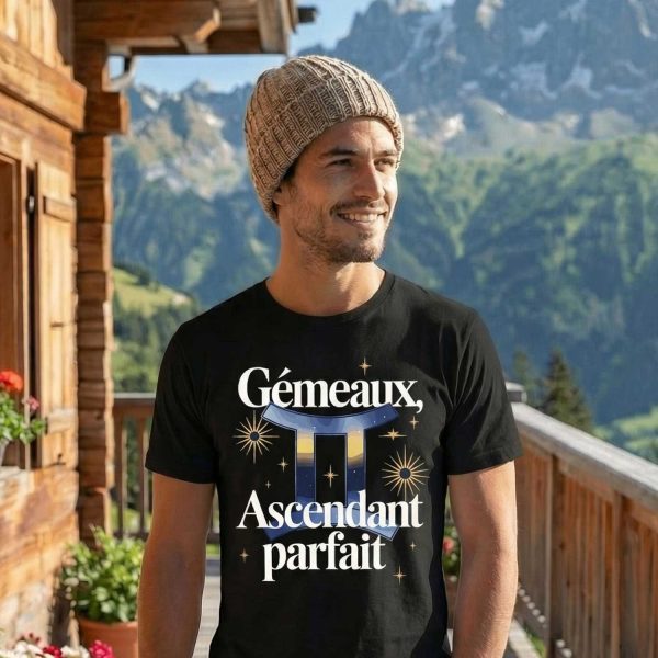 homme souriant sur un balcon en montagne portant un t-shirt astrologie Gémeaux ascendant parfait