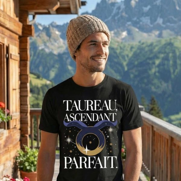 homme souriant sur un balcon en montagne portant un t-shirt astrologie Taureau ascendant parfait
