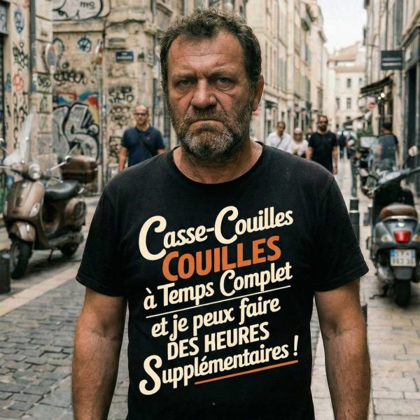 homme sérieux dans une rue urbaine portant un t-shirt humour casse couilles à temps complet