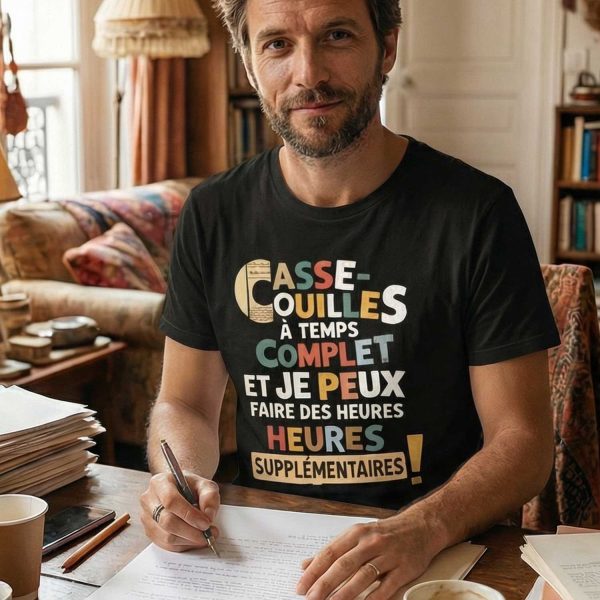 homme assis à un bureau portant un t-shirt humour casse couilles à temps complet