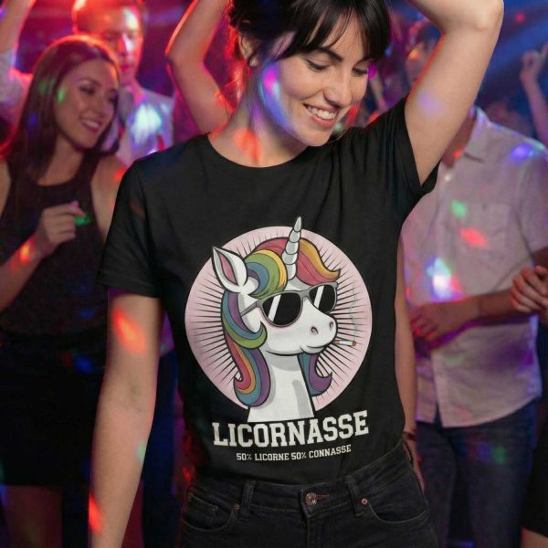 Mockup en intérieur montrant une femme souriante portant un t-shirt humour avec l’illustration d’une bière et la phrase “Moi La Pression ? Je Ne La Subis Pas Je La Bois”. Visuel destiné à une fiche produit.