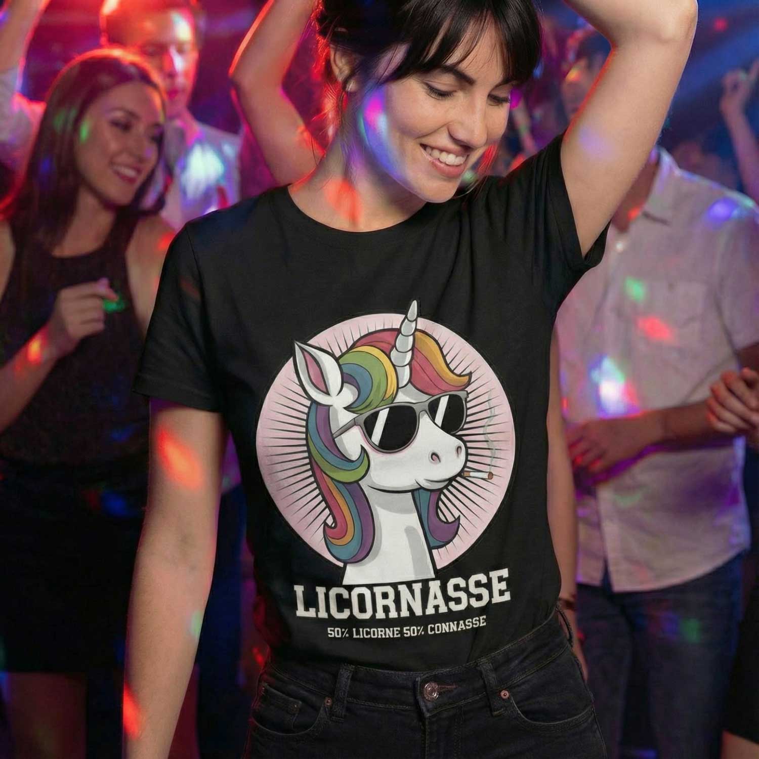 Mockup en intérieur montrant une femme souriante portant un t-shirt humour avec l’illustration d’une bière et la phrase “Moi La Pression ? Je Ne La Subis Pas Je La Bois”. Visuel destiné à une fiche produit.