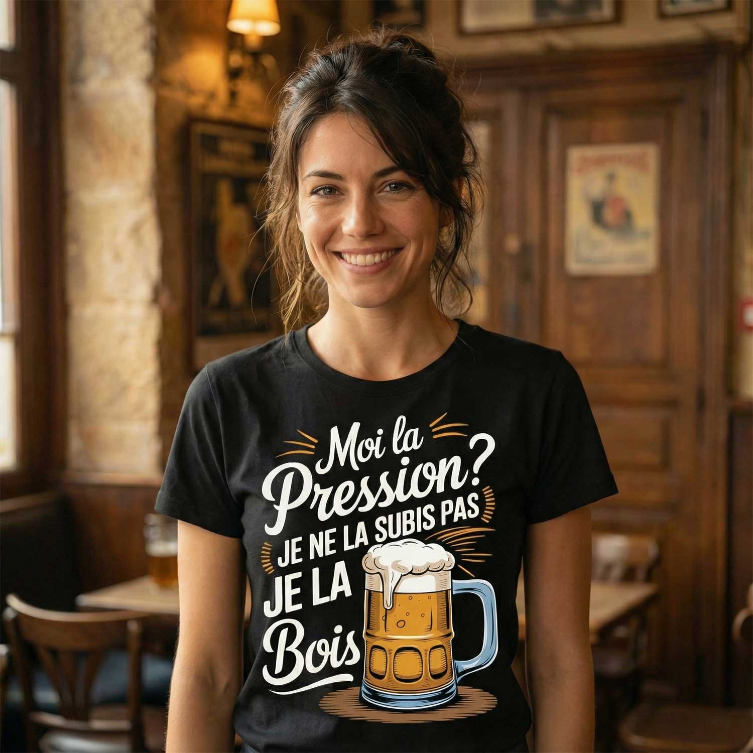 femme souriante portant un t-shirt humour la pression je ne la subis pas je la bois dans un bar