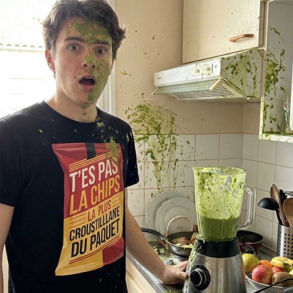 homme surpris dans une cuisine éclaboussée portant un t-shirt humour t’es pas la chips la plus croustillante du paquet