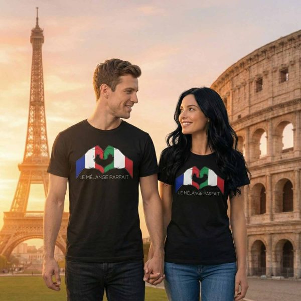 couple portant un tshirt le mélange parfait avec deux mains formant un coeur aux couleurs des drapeaux français et italien devant la tour eiffel et le colisée
