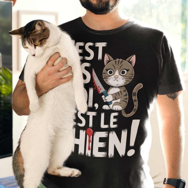 homme souriant tenant un chat et portant un tshirt humour avec le design cest pas moi cest le chien