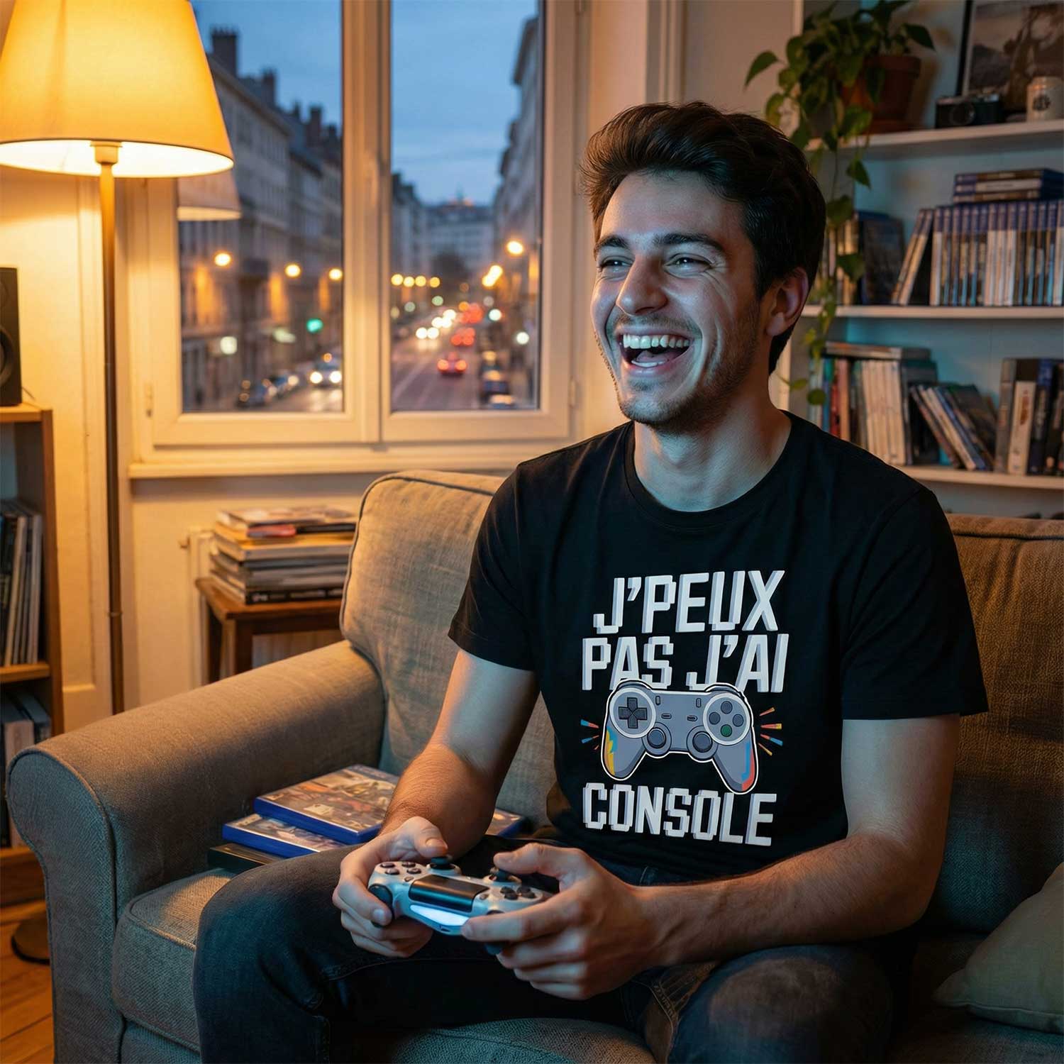 homme souriant jouant à la console dans un salon portant un t-shirt humour gaming