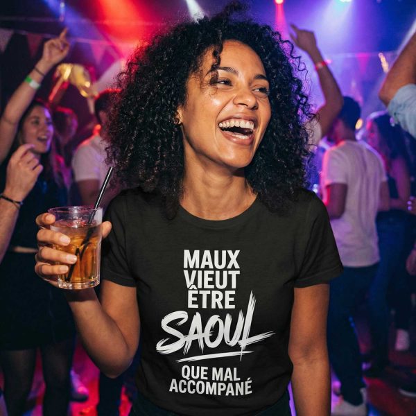 femme souriante portant un t-shirt humour alcool en soirée avec un verre à la main