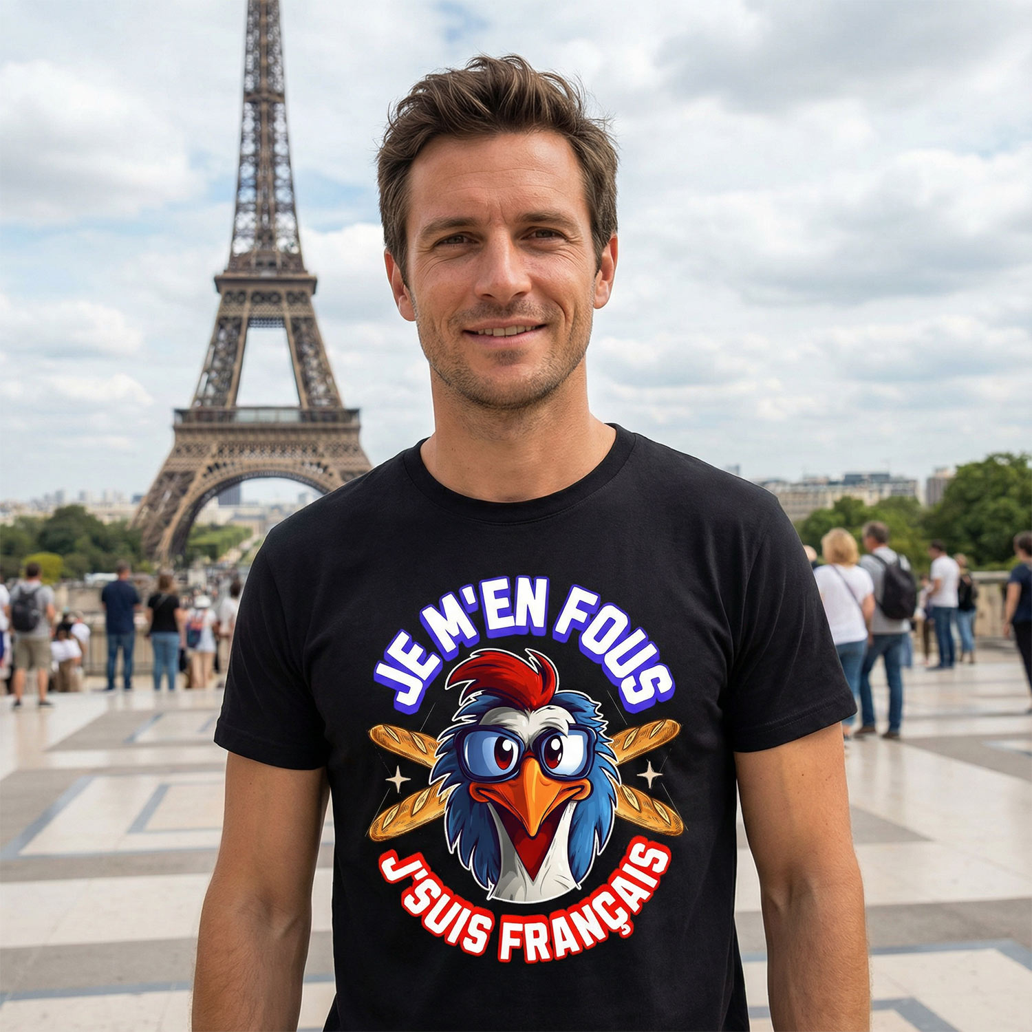 homme souriant portant un t-shirt humour france avec un coq devant la tour eiffel
