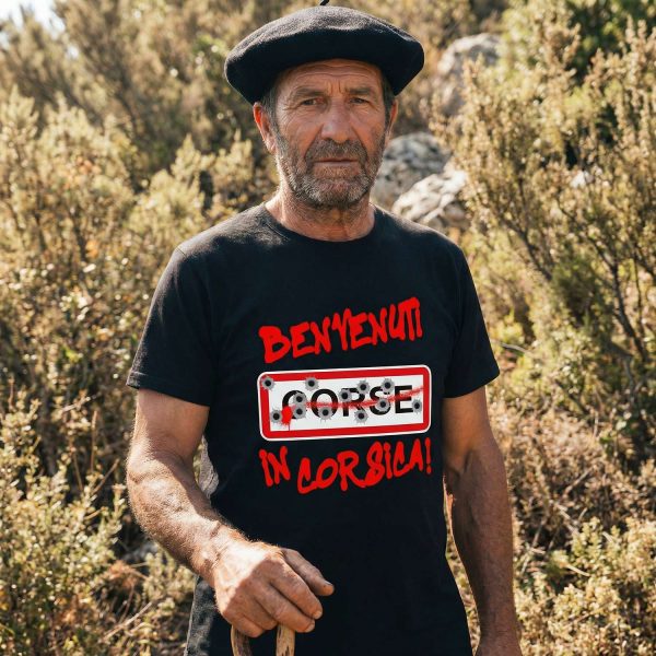 homme corse portant un t-shirt humour corse bienvenue en corse dans le maquis avec un béret