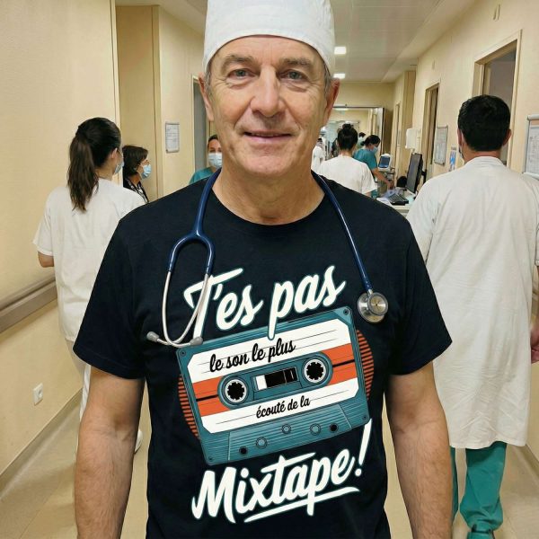 homme portant un t-shirt humour musique avec cassette audio et message t’es pas le son le plus écouté de la mixtape dans un couloir d’hôpital