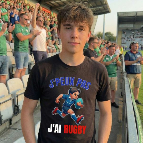 jeune homme au stade portant un t-shirt humour rugby j’peux pas j’ai rugby
