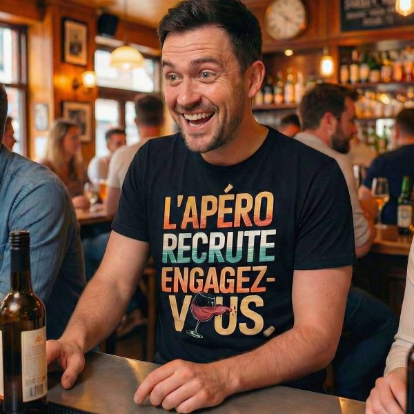 homme au bar portant un t-shirt humour apéro l’apéro recrute engagez-vous avec verre de vin