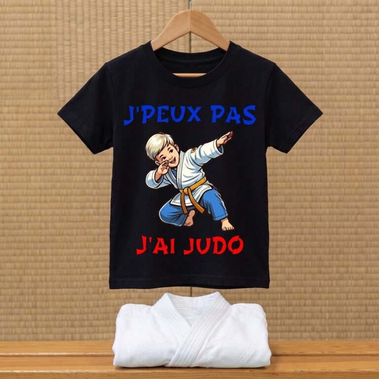 t-shirt noir enfant J'Peux Pas J'Ai Judo ceinture orange suspendu dans un dojo